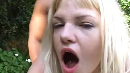 Büyük siyah adam yiyor ve yaramaz beyaz sürtüğün ıslak kedi açık havada saban