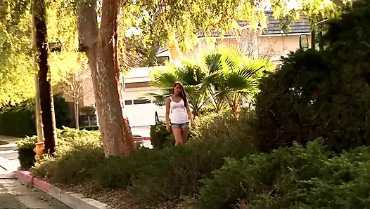 Горячая Няня Трахает Пальцами Киску, Затем Жестко Трахается