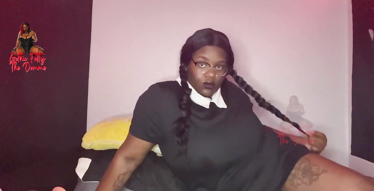 Black Wednesday Addams fışkırtırken kendine çifte penetrasyon yapıyor