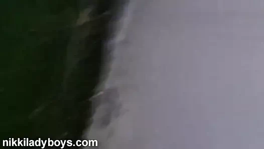 nikki ladyboys Arat açık havada