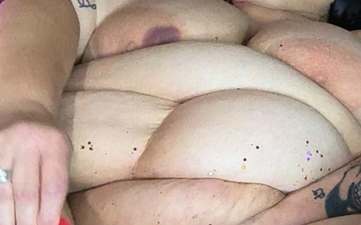 Azgın sahibe büyük yarağı yerine dildoyla sikişirken itaatkar azgın sevgili izlemek zorunda