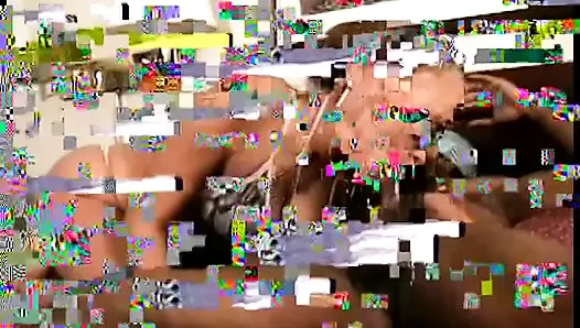Siyah yarak yutuyor ve öfkeli iki ırklı yarak emici tarafından okşuyor