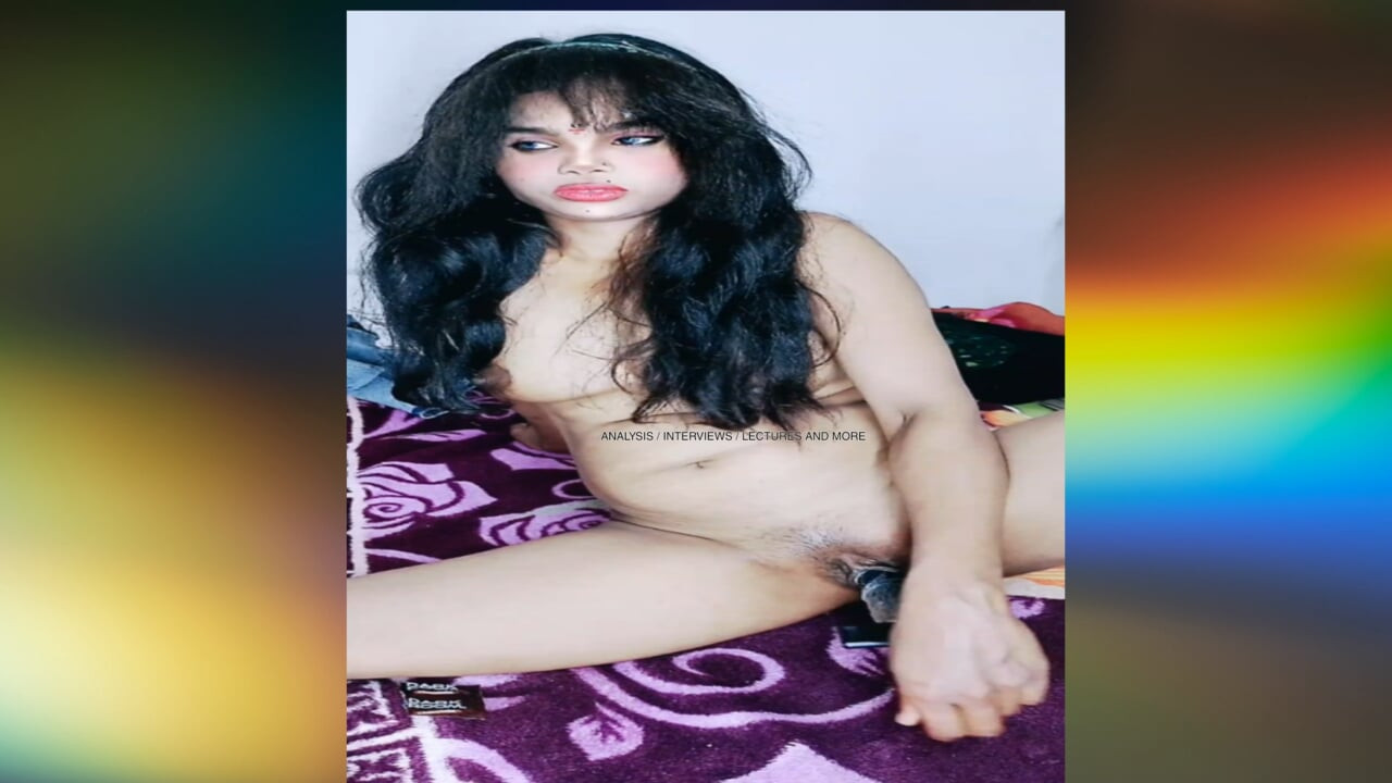 Hintli kız salatalık tadını çıkarıyor
