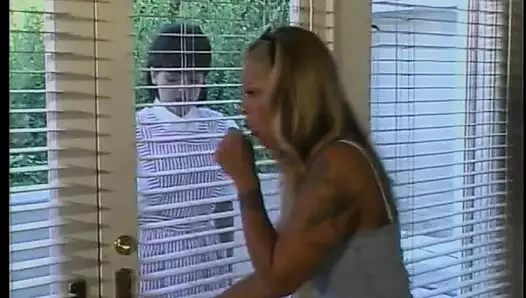 Güzel fahişeler birbirlerinin amlarını sikerken inliyor