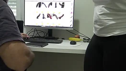 Üvey oğul gerçek üvey annesi için büyük siyah bir dildo sipariş ediyor