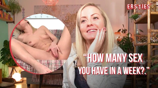 Ersties - sarışın bebek Sicilya tıraşlı amcığını okşuyor