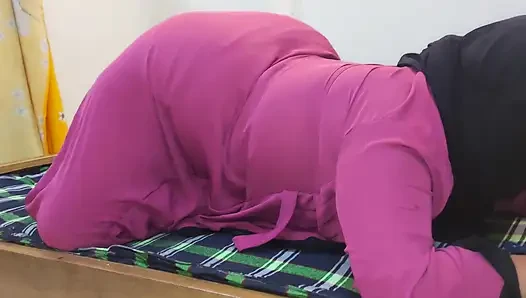 Güzel büyük göt ve ıslak amcık Suudi ateşli üvey anne!
