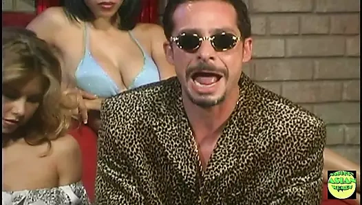 Pikap sanatçısı ateşli bir üçlü grup sekste iki büyük memeli Asyalı kızı nasıl tatmin ettiği gösteriyor