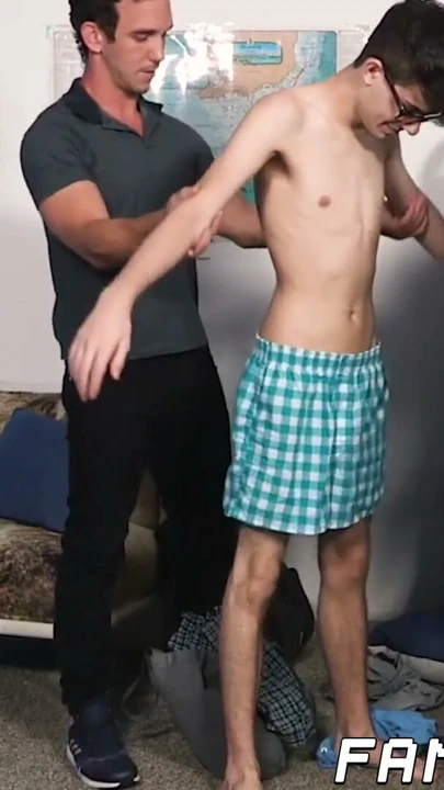 Eşcinsel üvey jantlar twinks göt önce üçlü anal kahrolası | Klip 1