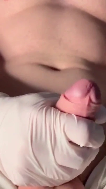 Maskeli doktor sert yarağı ve kalın dölüyle seni yoğun bir şekilde muayene ediyor - PhantomGentx | Klip 1