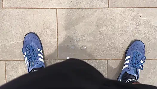 Arkadaşım yoğun bir süpermarkette mastürbasyonumu ve boşalmamı izledi