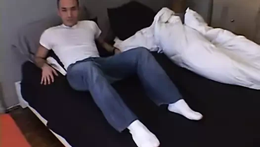 Sevimli damızlık nazikçe ayaklarıyla oynuyor ve ayak parmaklarını yalıyor