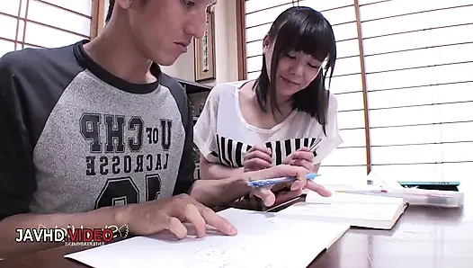 Japon ateşli hatun sakso çekmeye başlıyor ve sonra porno oyununda yaramazlık yapıyor