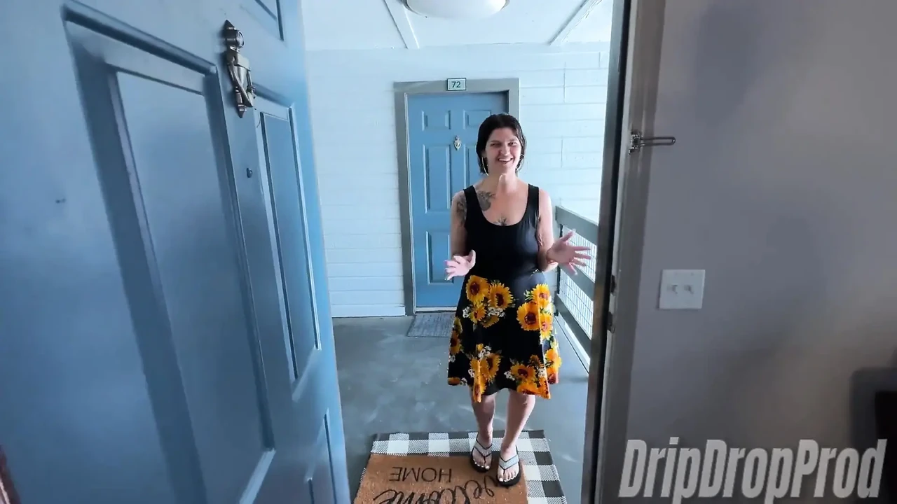Damlayan psilo siren komşusu fışkırtana ve döllenene kadar sikişen orta yaşlı seksi kadın!
