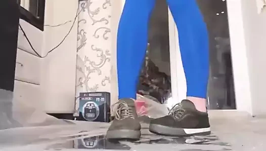 Mavi pantolon ve sıcak fışkırtma. fetiş oyun üzerinde kamera