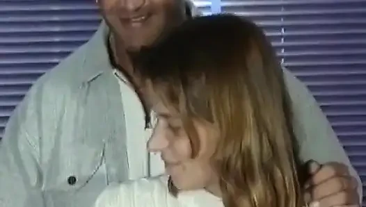 İri göğüslü Alman kadın erkek arkadaşı izlerken sikiliyor