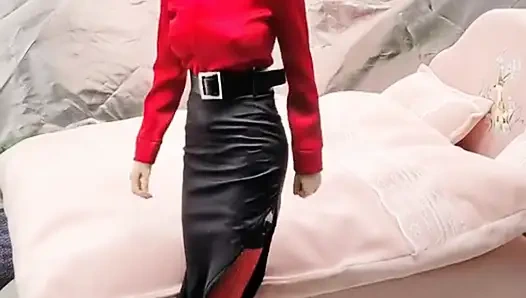 Kırmızı bluzlu Cynthia - soyunuyor