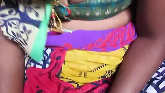 Tamil hizmetçi kadının göğüslerini okşuyor