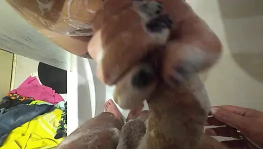 Ateşli amatör memeler duşta sikişiyor. Güzel seksi üvey kız kardeşimden bakış açısı yakın çekim meme sikişi