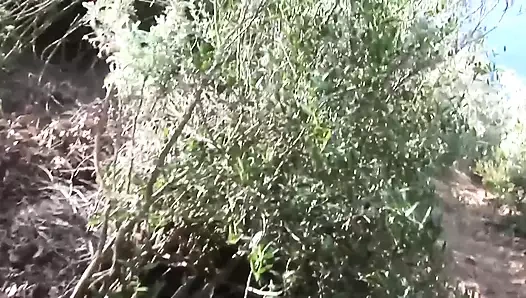 Amatör çift İtalyan sahilinin kayalarında sikişiyor