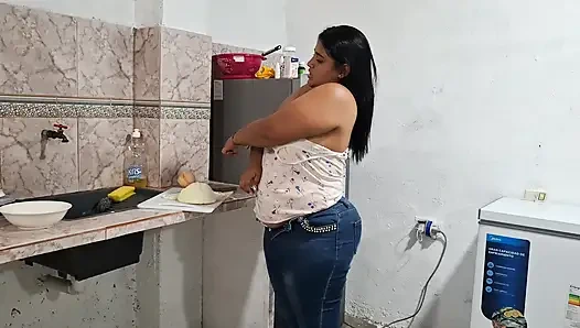 Pandora soyunuyor ve çıplak yemek hazırlıyor