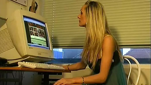 Bir günlük porno yıldızı eva sarışın genç kız amına mastürbasyon yapıyor