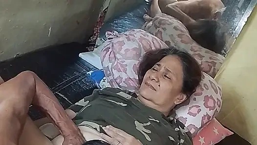 Onu tatmin etmek için yediğimde ıslak amına yaptıklarıma pişman olamaz