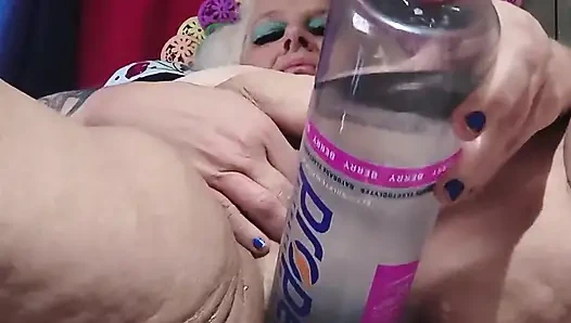 Büyük şişe tıkalı klitoris amcık