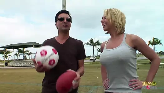 Futbolcu seks yapmak için koçuyla eve gidiyor