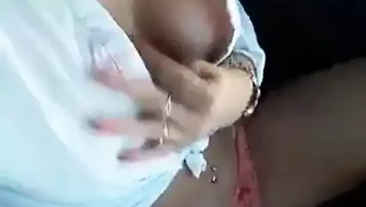 Gostosa se exibindo