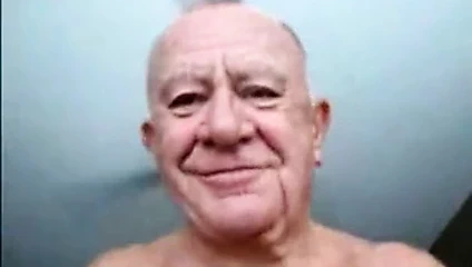 Yaşlı dede gülümsüyor