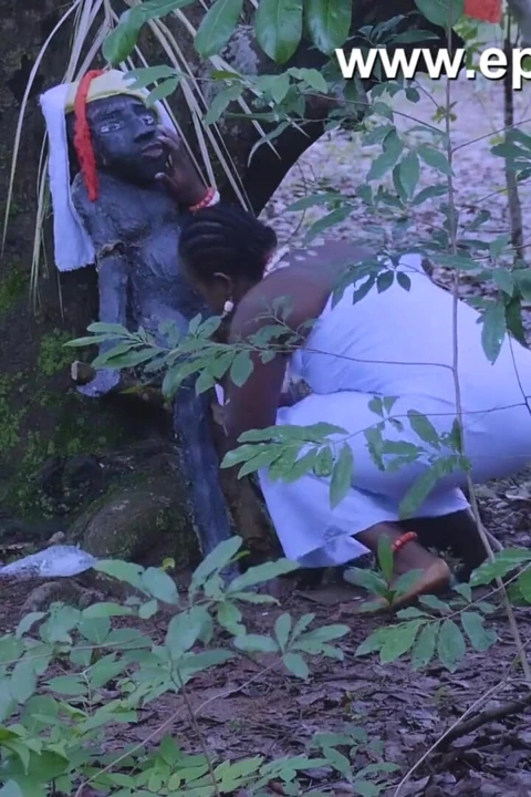 Aşk tanrıçası sikişiyor ve fışkırtıyor