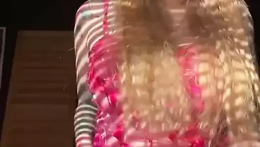 Softcore müzik için transparan bir takım elbise içinde twerk kıçını