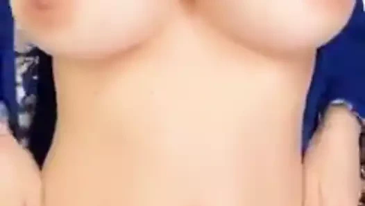 Komşu milf evde yalnızken bana kendini gösteriyor