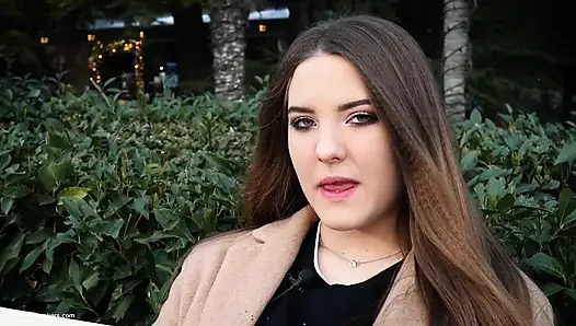 Rus kız öğle tatilini arka arkaya 3 kez sigara içerek geçiriyor