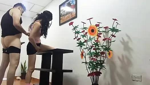 Temizlikçi kız, azgın patronu tarafından sevişiyor