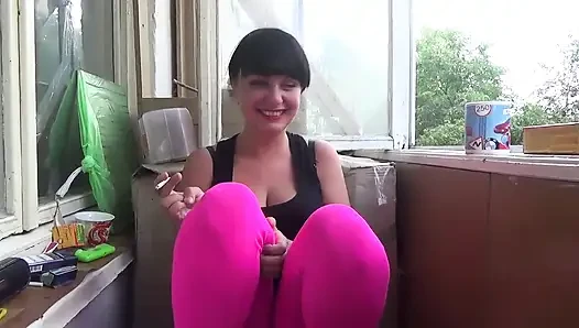 Kate sıkı pembe tayt içinde sigara içiyor