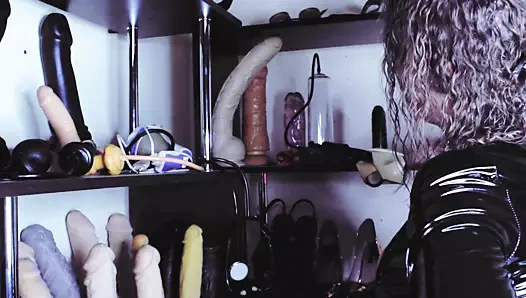 Kadın egemenliği sahibe domina eva fetiş tanrıça orta yaşlı seksi kadın dildolarla oyuncaklar ateşli olgun bdsm pvc sapıklık