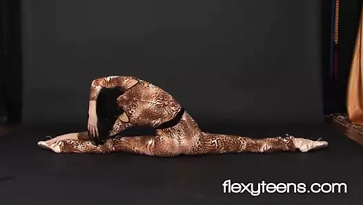 Profesyonel siyah saçlı jimnastikçi rina