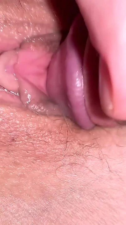 Обязательный для просмотра момент из "🧿ЭКСТРЕМАЛЬНЫЙ крупным планом: красивая девушка на лице согласилась на тугую киску растягивание крупным планом"