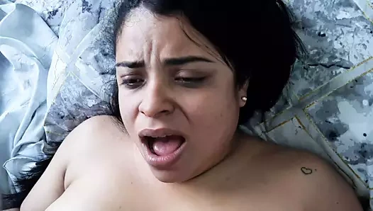 Üvey kardeşim dinleniyor ve sikimi ağzına sokuyorum. Sıkı amını becerdim.