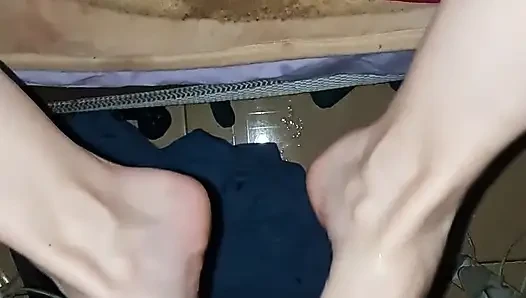 25 yaşındaki orta yaşlı seksi kadın gece geç saatlerde kırmızı gece sakso çekiyor
