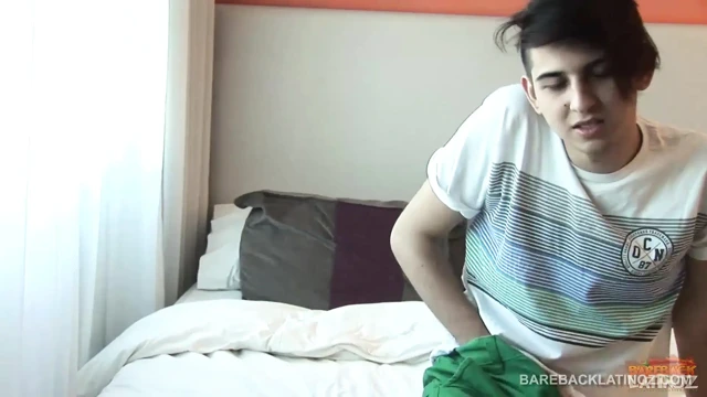 Latin twink merli yarağını okşuyor