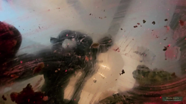 Monika Smith Burger dev tükürerek çizmeye tapıyor