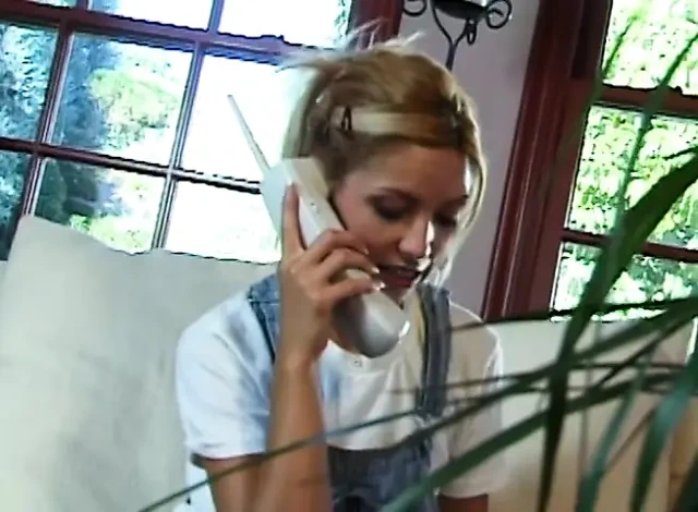 Genç sarışın sıkı amcığını pompalayan büyük bir yarakla sikiliyor