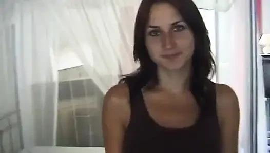 Seksi esmer kadının büyük göğüslerine döl püskürtüyor