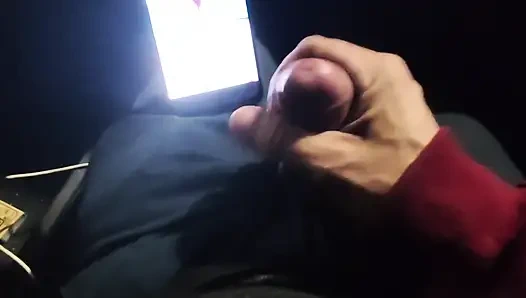 Neredeyse yakalanıyordum! Trafikte önümde mastürbasyon yapıyor, izlemeyi seviyorum. Büyük boşalma!  Bölüm 2