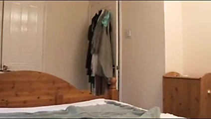 Kelly tembel erkek arkadaşı için sert bir handjob yapar