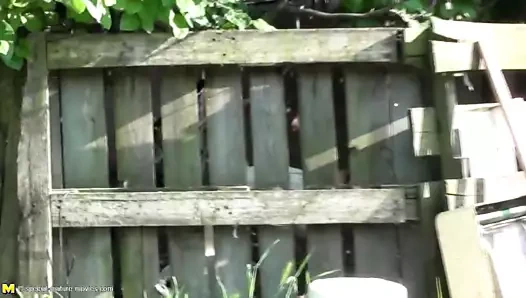 Kirli lezbiyen grup seks ile karpuz pissing fisting