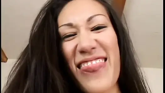 Sevimli azgın adam amını ovduktan sonra büyük yarağı emiyor